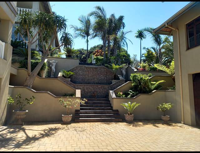 9 BEDROOM HOUSE FOR SALE IN UMTENTWENI